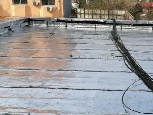 鸠江卫生间漏水维修公司分享下鸠江屋面楼顶防水刚性防水层施工要点。